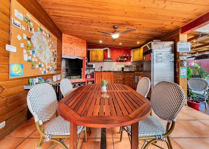 Les Baroudeurs Hostel
