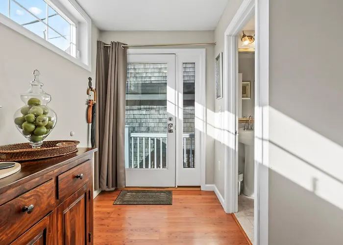 Private villas Perkins Cove Oceanfront Cottage