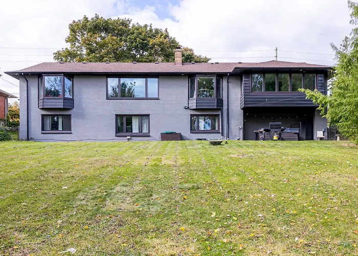 5 Bedroom Luxury Retreat With Hot Tub And Sauna, Prime Location And More!