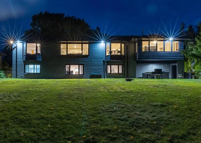 5 Bedroom Luxury Retreat With Hot Tub And Sauna, Prime Location And More!