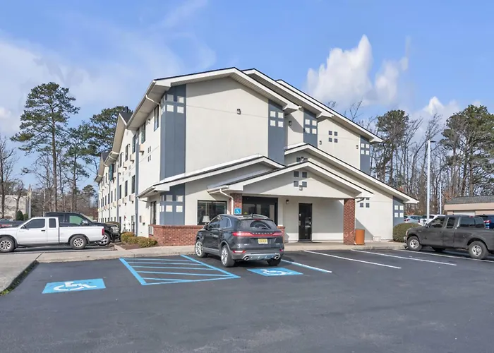 Pet Friendly hotel: City Centre Inn At Newport News