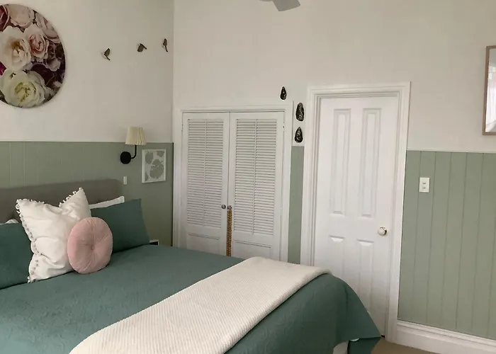 Сity center hotels Chelsea House