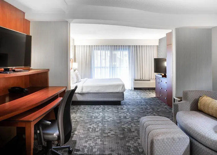 Courtyard By Marriott Denton