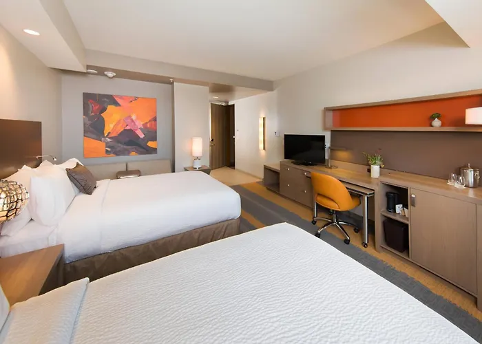 Hotel with pool: Courtyard By Marriott Phoenix Downtown