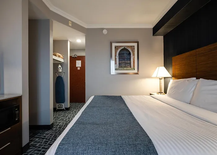 Monte Carlo Inn Toronto West Suites
