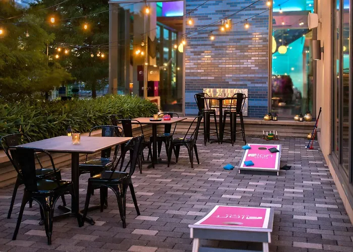 Luxury hotel only: Aloft Boston Seaport District