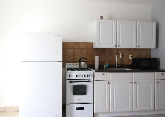 Hallandale Beach Motel With Free Parking And Full Kitchen ! No Extra Fees! Accepting Cash!