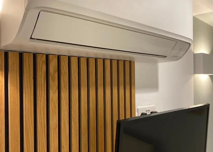 Central Ensuite Guest Unit With Air Conditioning And Free On Street Parking