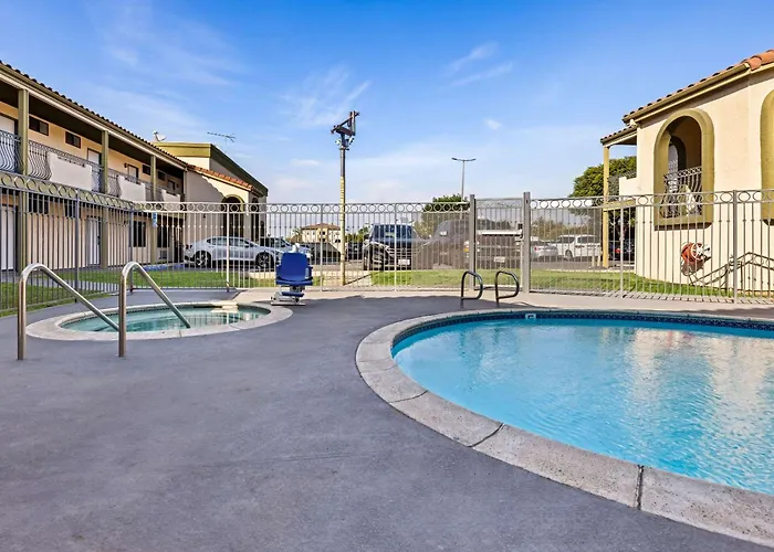 Hotels with pool Rodeway Santa Ana - Garden Grove