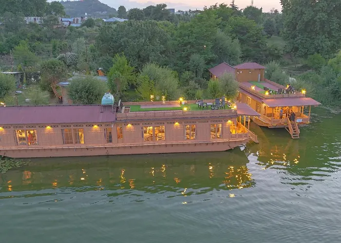 Peacock Houseboats