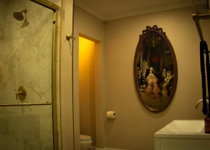 Chateau Connelsville Renaissance Era Suite
