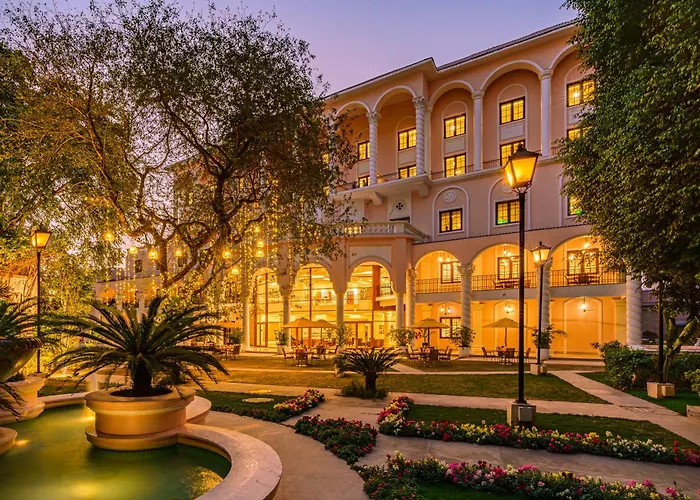 Hotels with tennis Dlf Club 5