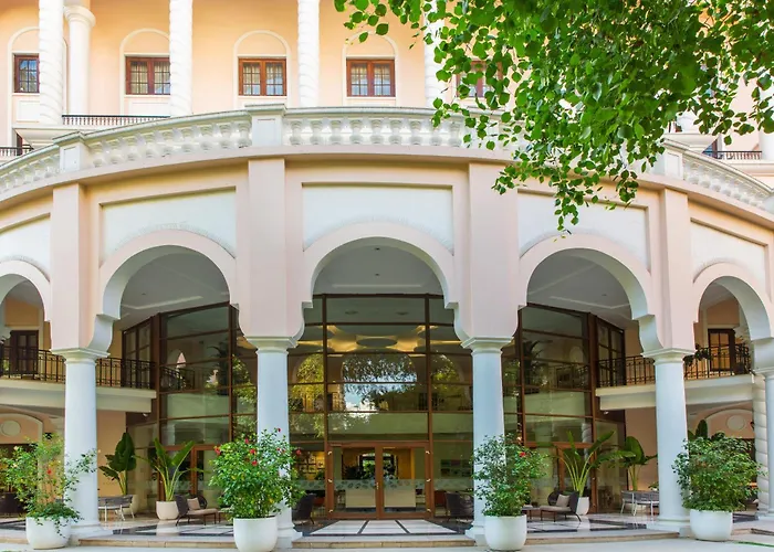 Hotels with tennis Dlf Club 5