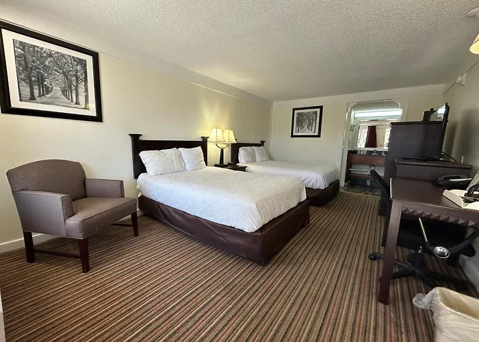 Dog friendly hotels Knights Inn Somerset