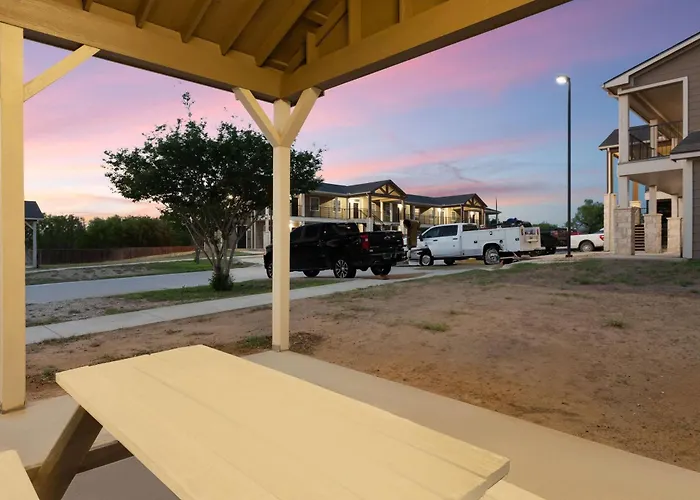 Eagle'S Den Suites Carrizo Springs A Travelodge By Wyndham