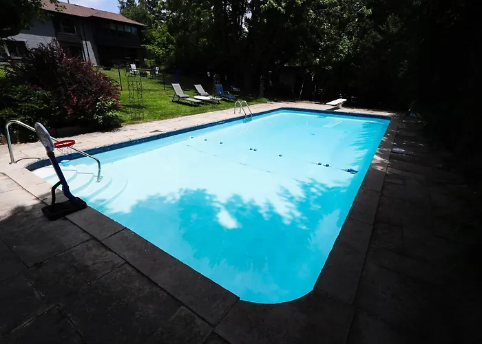 5 Bedroom Luxury Retreat With Hot Tub And Sauna, Prime Location And More!