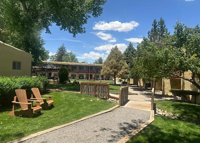 Motels El Pueblo Lodge