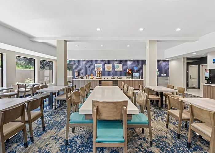 Best Western Valencia/Six Flags Inn & Suites