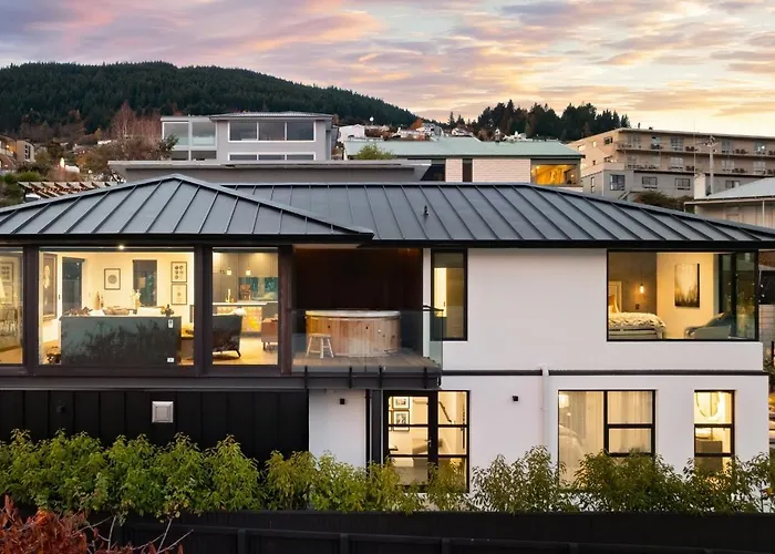 Glasshouse By Majordomo - Central Home With Hot Tub & Sauna