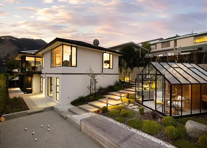 Glasshouse By Majordomo - Central Home With Hot Tub & Sauna