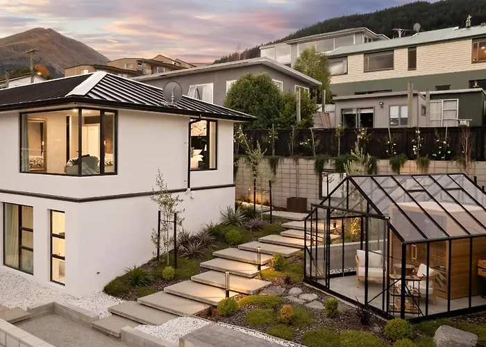 Glasshouse By Majordomo - Central Home With Hot Tub & Sauna