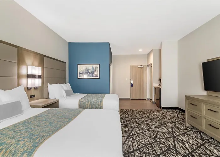 Hotel with pool: Best Western Plus Mid County