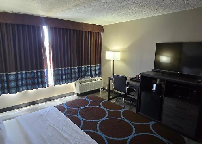Super 8 By Wyndham Laredo