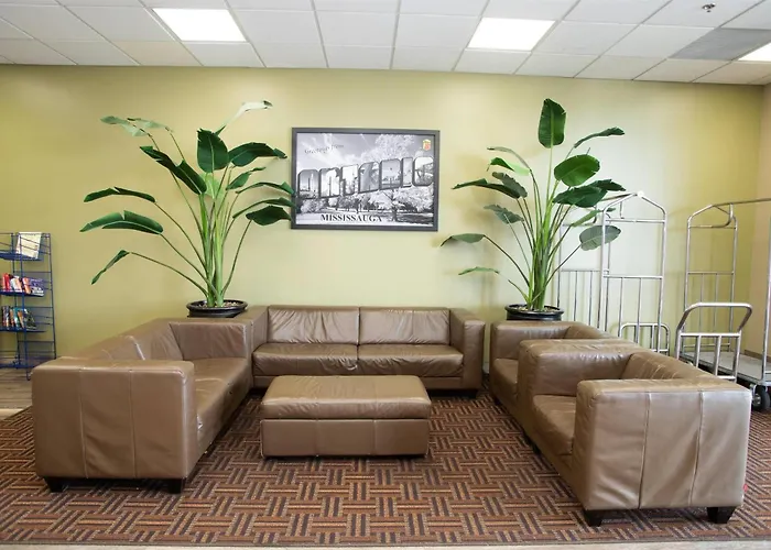 Super 8 By Wyndham Mississauga