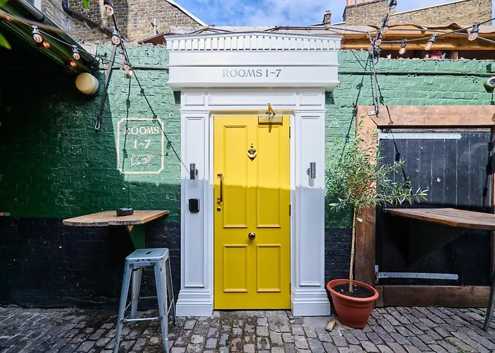 The Crown Pub & Guesthouse