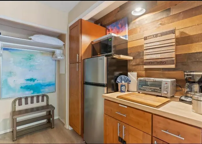 Resort Retreat Studio-Walk To Beach, Shops, Dining With Ac, Wifi