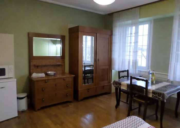 Chambre individuelle à lit double dans une maison de Maître de 1904
