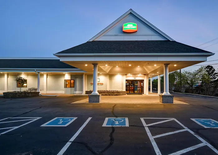 Beach Hotels Courtyard Cape Cod Hyannis