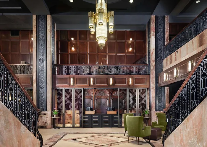 Family Hotel: Hotel Phillips Kansas City, Curio Collection By Hilton