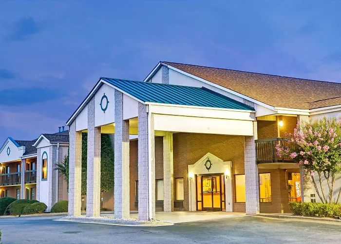 Hotel with Tennis: Days Inn By Wyndham Mooresville Lake Norman