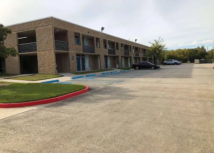 Pet Friendly hotel: Motel 6-La Place, La
