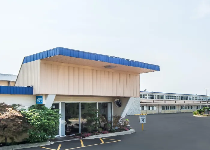 Days Inn By Wyndham Hicksville Long Island