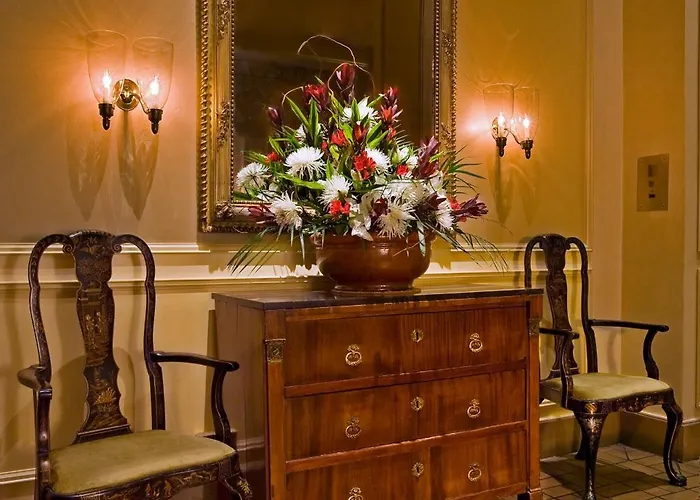 Pet Friendly hotel: Mayflower Park Hotel