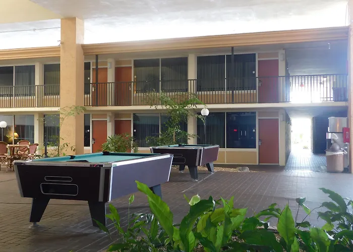 Ramada By Wyndham Kissimmee Gateway - Free Theme Park Shuttle