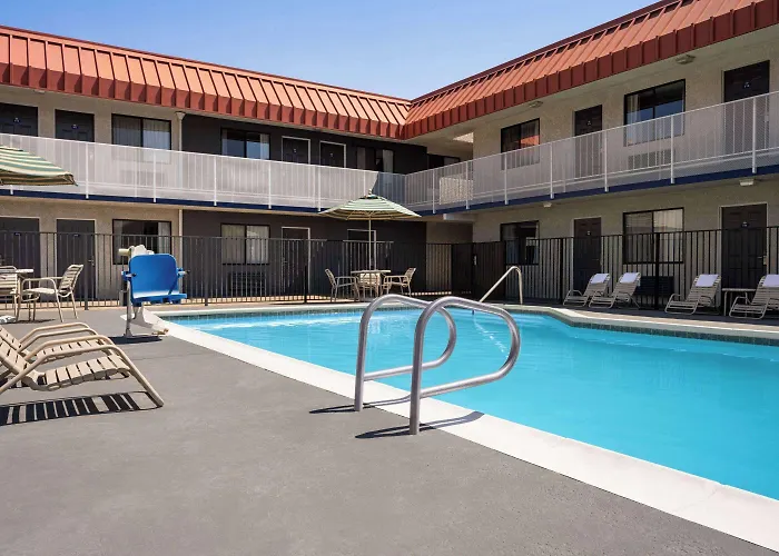 Days Inn By Wyndham Fresno South