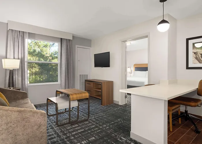 Hotel with pool: Homewood Suites By Hilton Atlanta-Alpharetta