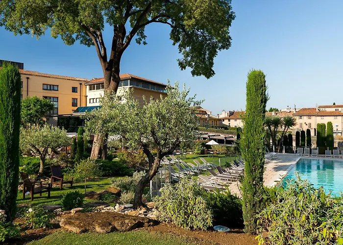 Hotel with pool: Aquabella Hotel & Spa