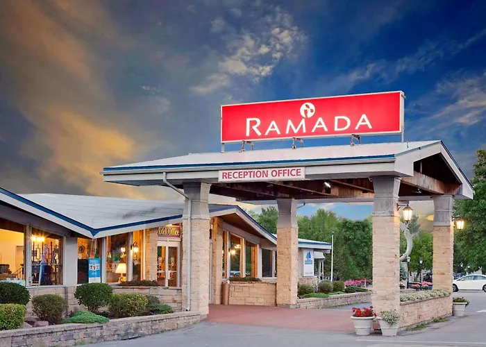 Hotel with pool: Ramada By Wyndham 1000 Islands Gananoque