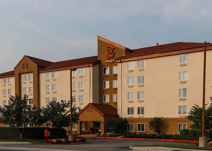 Red Roof Inn Plus Long Island - Garden City