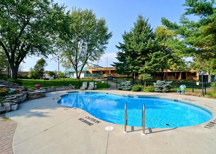 Luxury hotel only: Super 8 By Wyndham Gananoque - Country Squire Resort