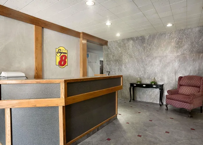 Super 8 By Wyndham Sarnia On