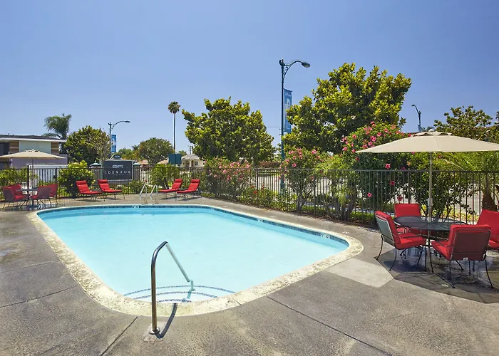 Eden Roc Inn & Suites Near The Maingate