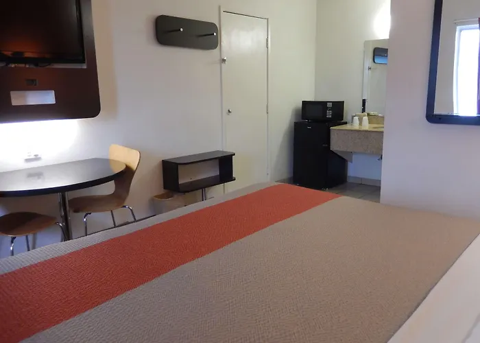 Motel 6-Clute, Tx