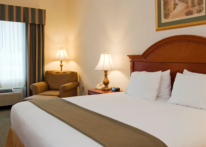 Hotel near College: Holiday Inn Express Hotel & Suites Emporia By Ihg