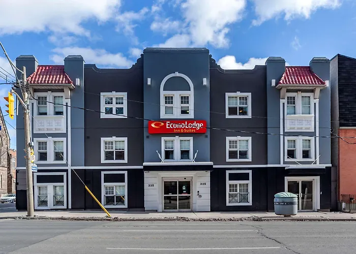 Econo Lodge Inn & Suites Downtown