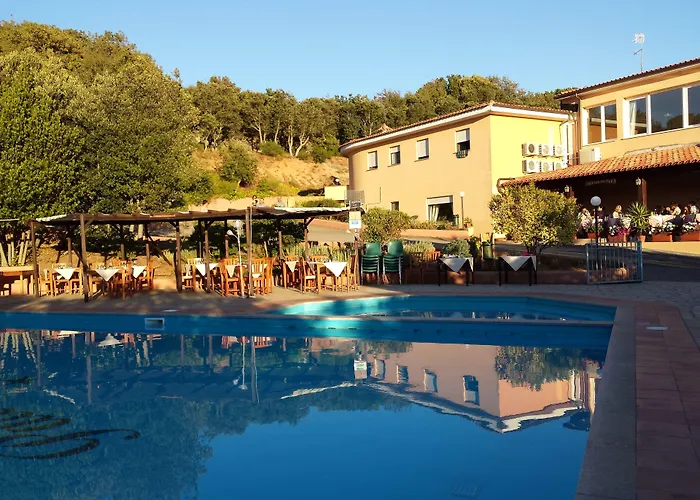 Hotel Con Piscina Pausania Inn